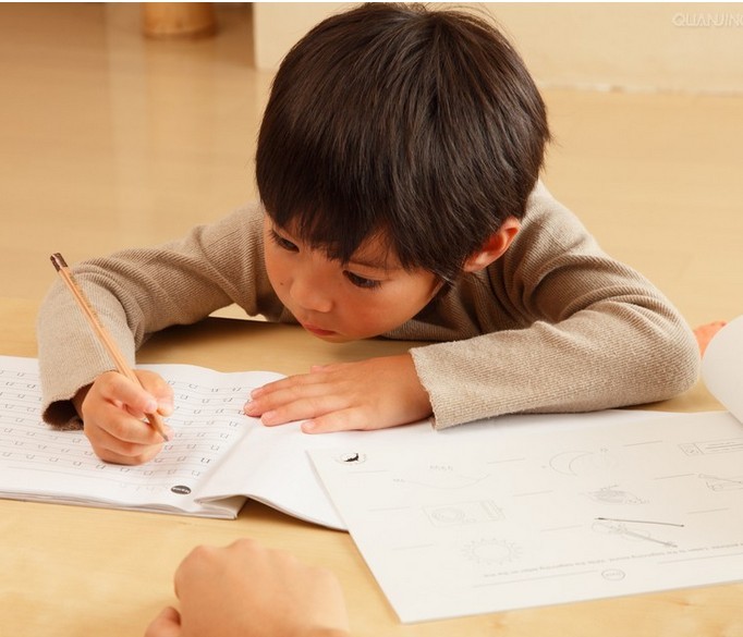 動能教育專員認為:孩子寫作能力的提高,那是要培養(yǎng)孩子寫作的能力,也要培養(yǎng)孩子寫作的興趣。