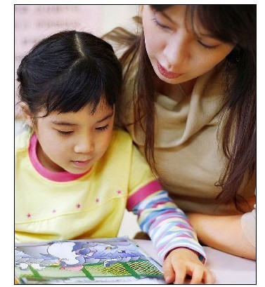 那么該怎么處理孩子這樣的問題呢?愛通天下教育專員認為:先要孩子接受父母已經離婚的事實,作為父母而言,即使離婚了,也要讓孩子感受到感覺到家庭的愛,又能有個健康的心態的確是件很難做的事。