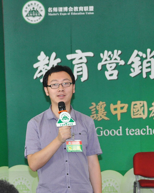 家庭教育專員 特別提醒我們，對孩子千萬不能要求太嚴格，如果從小就把孩子規范得像個小大人一樣，則孩子就會承受不該承受之重，埋下過分追求完美的心理隱患，一旦出現了心理問題，再干預起來就事倍功半了。所以，孩子，一定要讓他們像個孩子，犯點兒小錯沒什么，千萬不能苛求他們，如此他們才能正常地發展。