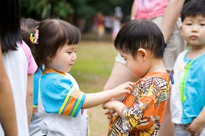 大家都希望孩子能進入知名的幼兒園學習，不得不說，名幼兒園的優勢在某種程度上確實是一般幼兒園無法企及的，名幼兒園的優勢確實更明顯，確實更讓家長放心。一般來說，知名幼兒園有什么特點呢? 